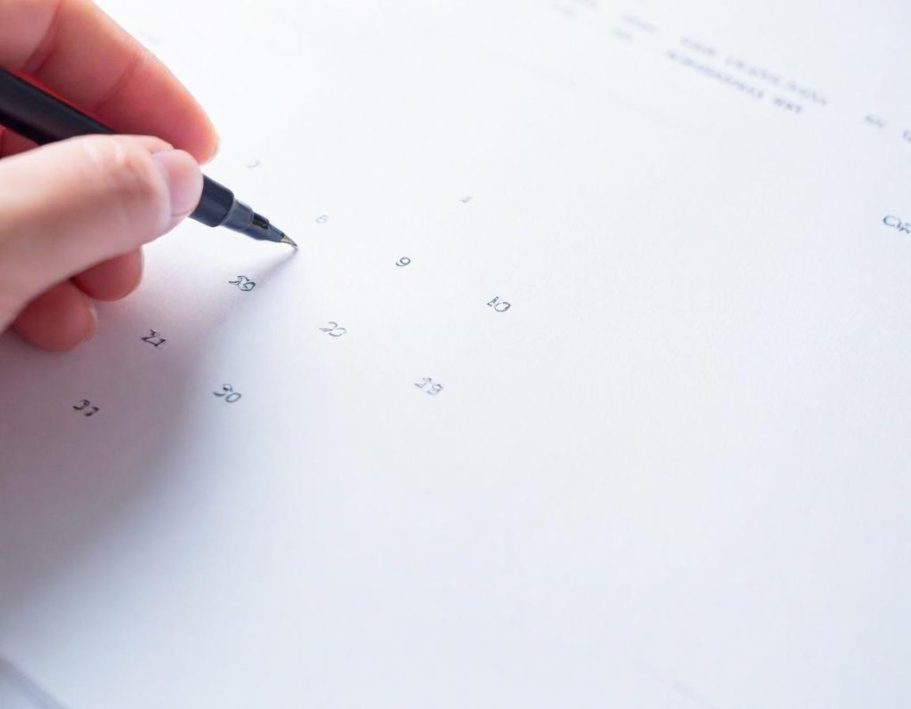 Foto de calendario con mano escribiendo