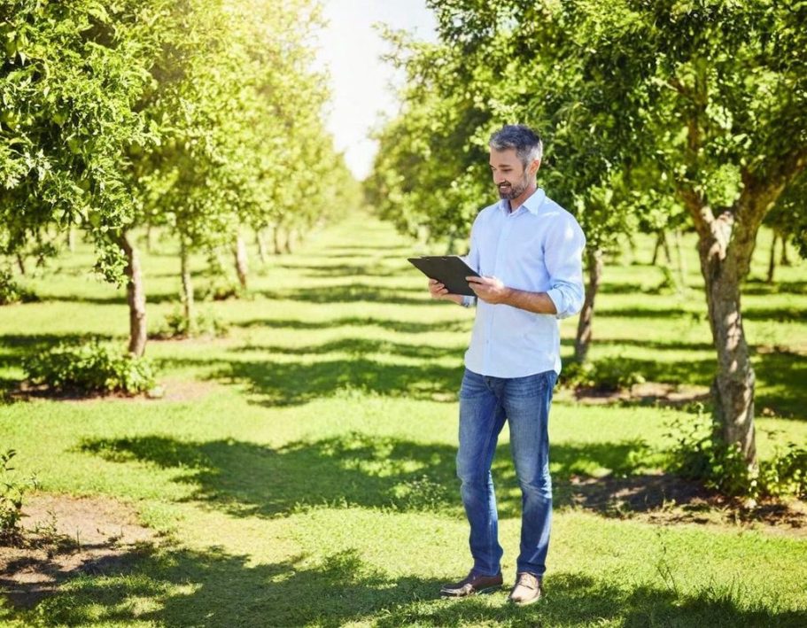 Foto de calendario con mano escribiendo